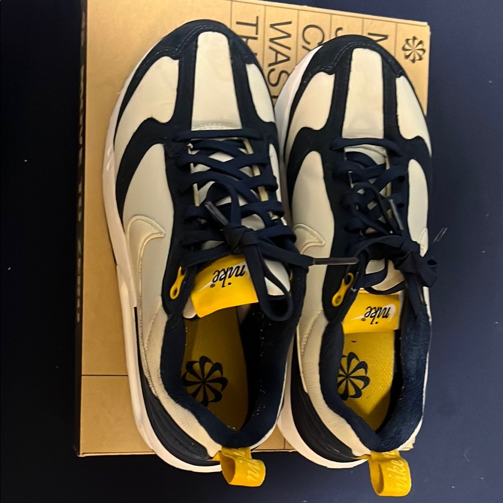 Nike Kids Sneakers in Navy and White